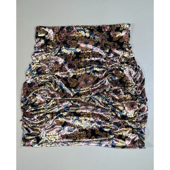 Free People Dresses & Skirts - Free People Gigi Mini Skirt Black Floral Pattern Soft Feeling Material Womens M
